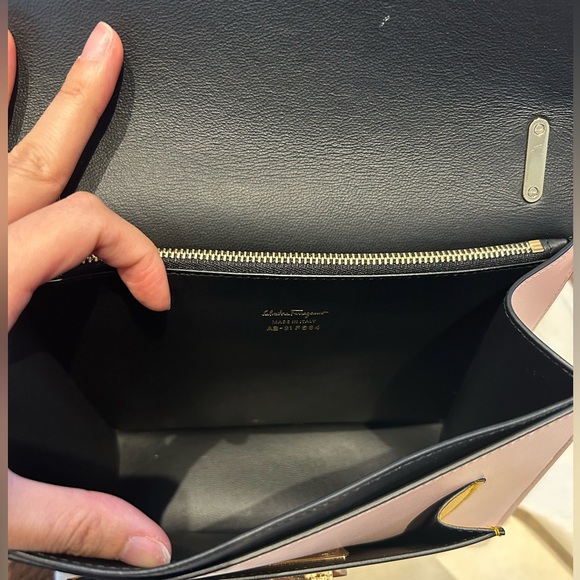 Authentic Salvatore Ferragamo Marisol 21F564 handbag/ shoulder bag - Picture 5 of 16